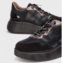 Load image into Gallery viewer, Black Roma Sneakers