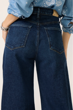 Load image into Gallery viewer, Arellia Barrel Skimmer Jean in Visage