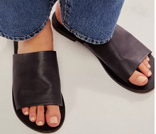 Load image into Gallery viewer, Verona Slide Sandals
