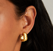 Load image into Gallery viewer, Nomad Square Huggie
