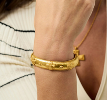 Load image into Gallery viewer, Canterbury Hinge Bangle
