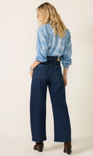 Load image into Gallery viewer, Arellia Barrel Skimmer Jean in Visage
