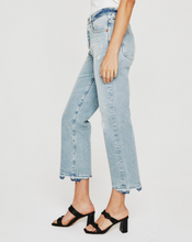 Load image into Gallery viewer, Kinsley Crop Jeans in Coastal Bay
